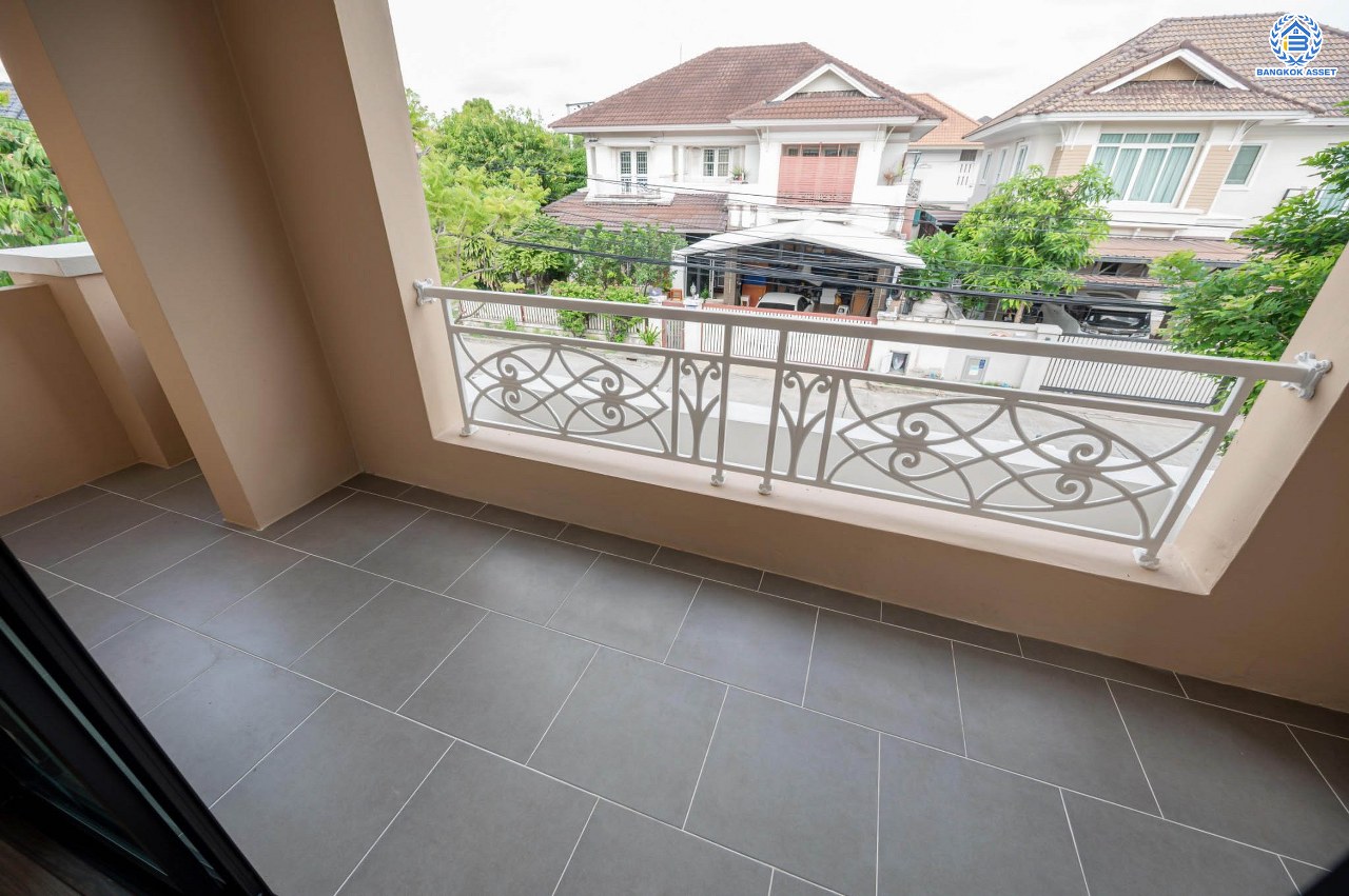 บ้านมือสองตกแต่งใหม่  โครงการ ธารา ราชพฤกษ์-ปิ่นเกล้า บ้านสวย พร้อมอยู่ เนื้อที่ 88.2 ตร.ว. ฟังก์ชัน 3 ห้องนอน 4 ห้องน้ำ 1 ห้องแม่บ้าน จอดรถได้ 2 คัน บนทำเลเชื่อมต่อถนนกาญจนาภิเษก ใกล้รถไฟฟ้าสายสีแดง "สถานีตลิ่งชัน" และจุดขึ้นทางด่วน "ศรีรัช" รายล้อมด้วยสิ่งอำนวยความสะดวกครบครัน